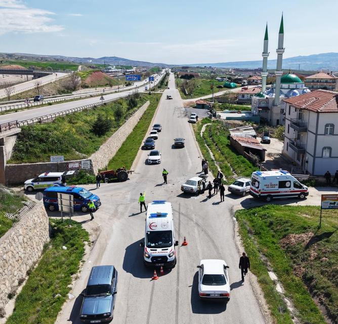 Traktör ile otomobil kafa kafaya çarpıştı: 5 yaralı