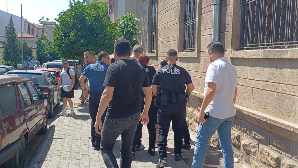 Aydın'da hareketli anlar! Polisten kaçan kadın 250 metrelik kovalamaca sonrası yakalandı