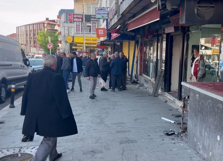 Direksiyonda fenalaşan sürücü işyerine daldı
