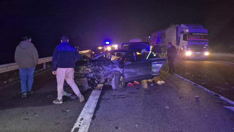 Bariyerlere çarpan otomobil hurdaya döndü: 4 yaralı