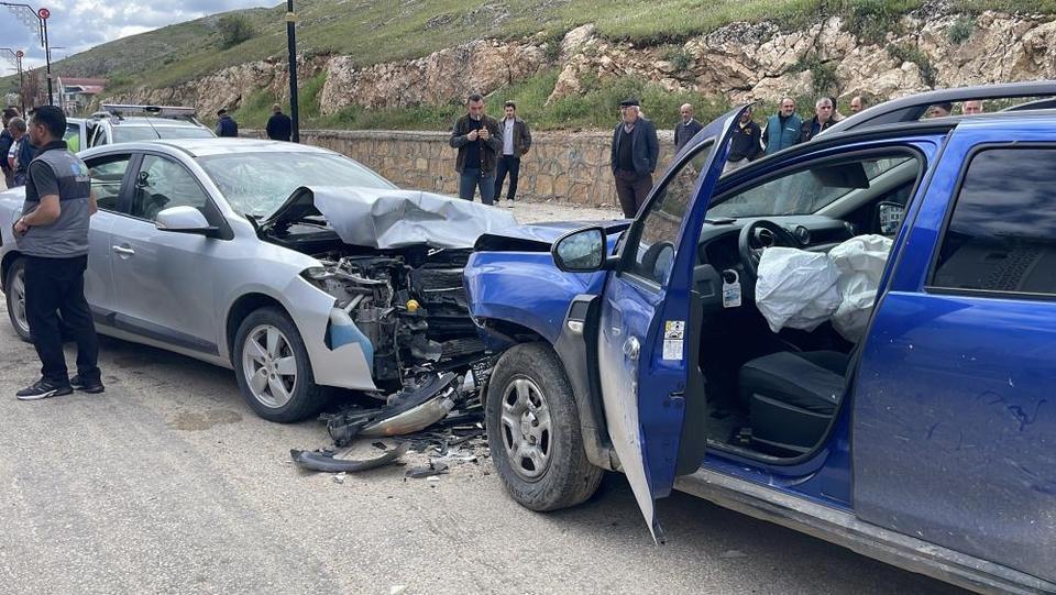 Kafa kafaya çarpıştılar, 8 kişi yaralandı