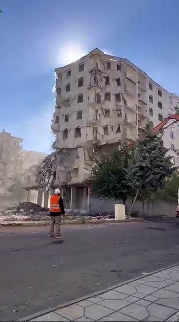 Ağır hasarlı bina tek dokunuşta yerle bir oldu