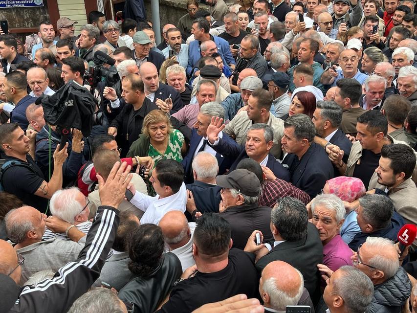 YENİ PARTİ GENEL BAŞKANI ÖZEL: "MİLLETİN KOYDUĞU İSMİ KİMSEYE DEĞİŞTİRTMEYİZ" "SAYIN BOZBEY'İN DE HEM GÖNLÜ HEM BÜTÜN DESTEĞİ BİZİMLE BİRLİKTE" "AÇIKLANDIĞINDA DA BÜYÜK BİR ONURLA YAKASINA YENİ PARTİ ROZETİNİ BEN TAKACAĞIM"
