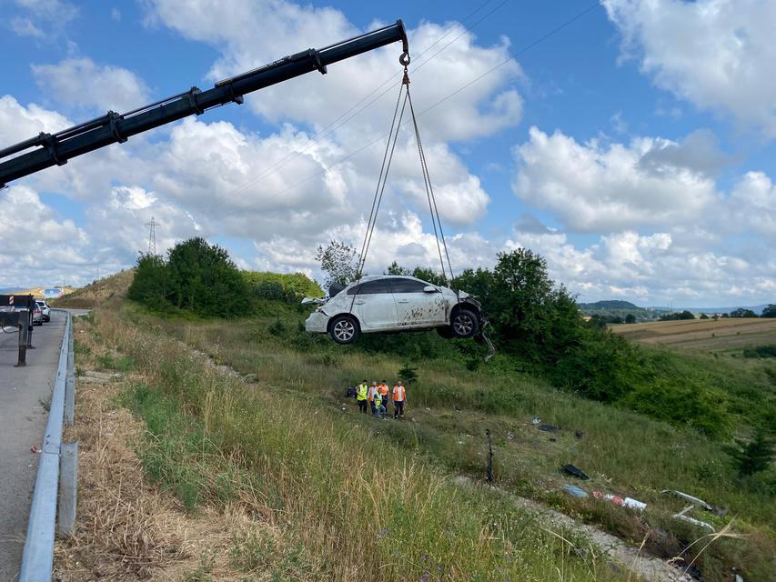 KUZEY MARMARA OTOYOLU'NDA OTOMOBİL ŞARAMPOLE UÇTU: 8 YARALI