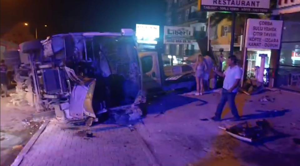 Aydın’da tur midibüsü devrildi