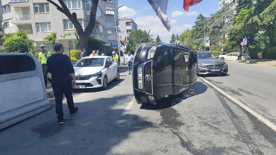 BEŞİKTAŞ'TA PARK HALİNDEKİ ARACA ÇARPAN OTOMOBİL YAN YATTI: 1 YARALI KAZA ANI KAMERAYA YANSIDI