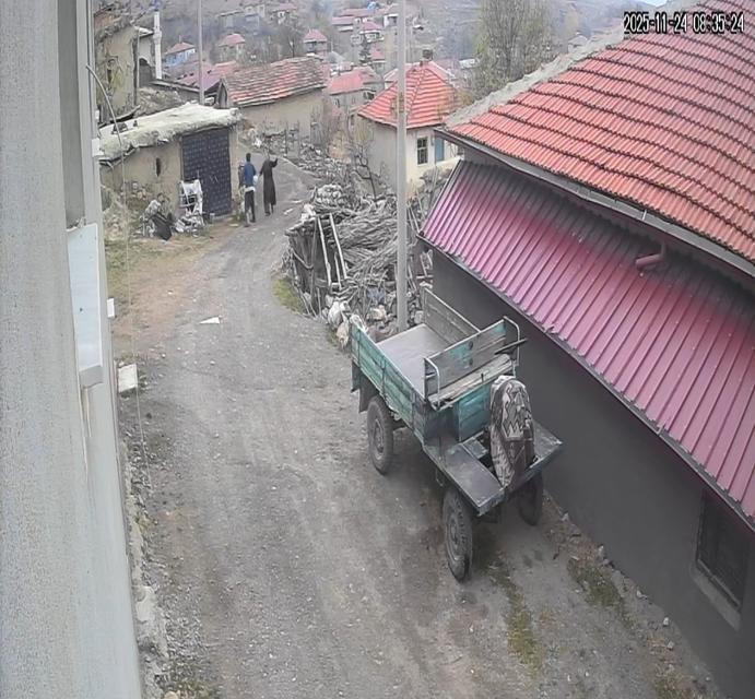 Sopayla dövdüğü karısının kafasını tekmeledi