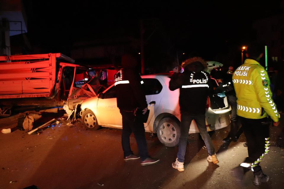 Babayla oğlunu ayıran kazada 1'i bebek 4 kişi yaralandı