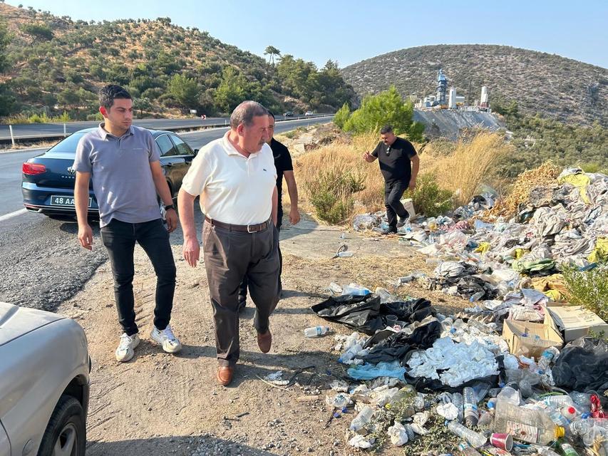 ÜNLÜ SANATÇI ÖZAY İSYAN ETTİ, MİLAS BELEDİYESİ TEMİZLEDİ