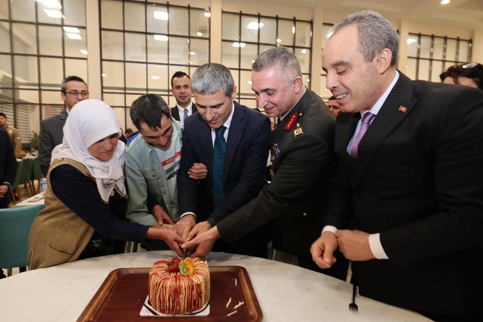 Polislerden özel bireye unutamayacağı doğum günü sürprizi