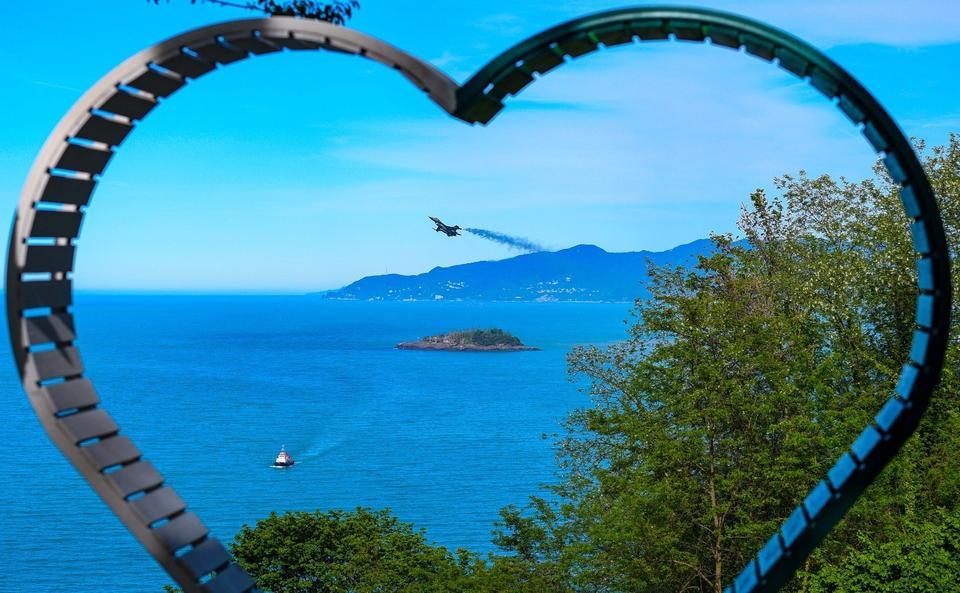 GİRESUN'DA SOLOTÜRK GÖSTERİSİ İLGİYLE İZLENDİ