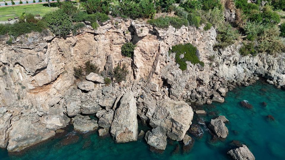 ANTALYA'DA KAYIP OLARAK ARANAN KADININ CANSIZ BEDENİ 35 METRELİK FALEZLERİN DİBİNDE BULUNDU GÜVENLİK KAMERALARINDAN GİDİŞ YÖNÜ TAKİP EDİLDİ, ÖLÜM HABERİNİ ALAN EŞİ GÖZYAŞLARINA BOĞULDU