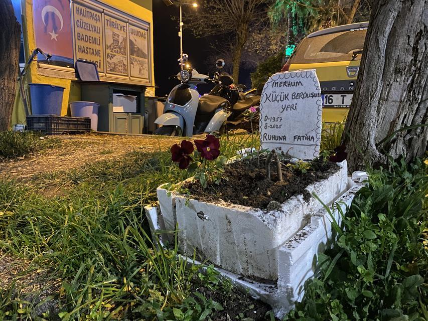 TAKSİCİLERDEN VEFA...ÖLEN MUHABBET KUŞLARI İÇİN MİNİ MEZAR YAPTILAR BURSALI TAKSİCİLER DURAKLARININ YANINA MİNİ MEZARLIK YAPARAK BERDUŞUN ANISINI YAŞATIYORLAR