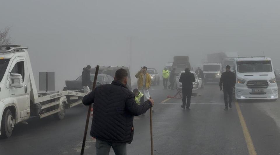 Yoğun sis zincirleme kazaya neden oldu