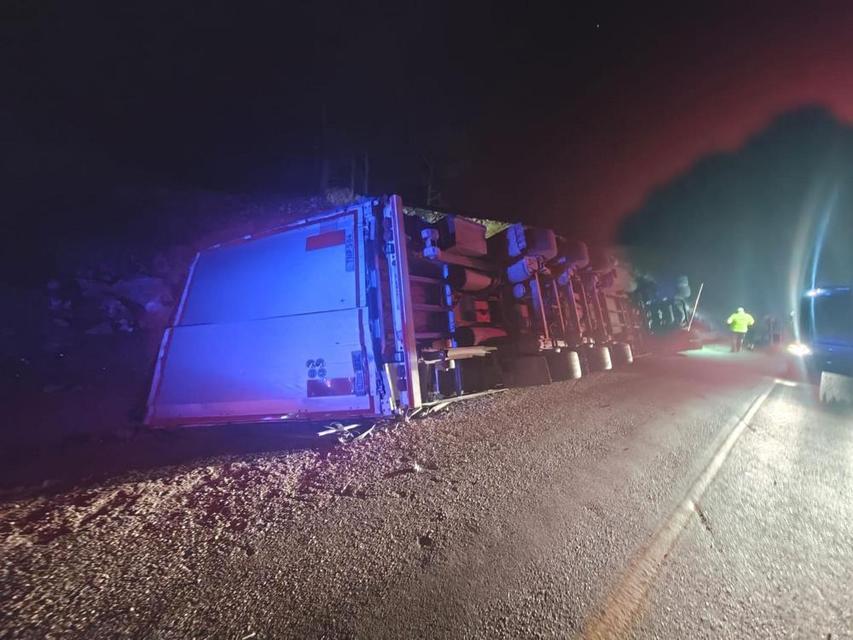 Devrilen tırın sürücüsü hayatını kaybetti