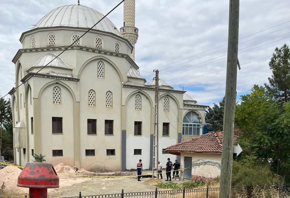 Cami kubbesinden düşen şahıs hayatını kaybetti