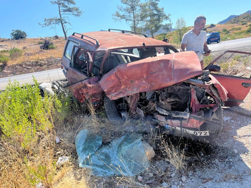 Otomobiller kafa kafaya çarpıştı: 1'i ağır 6 yaralı