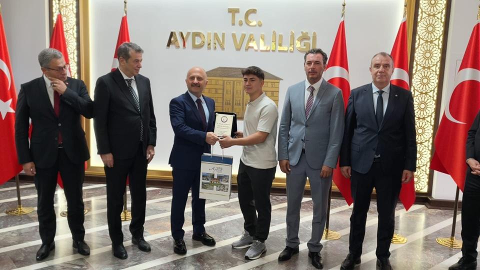 İLİN AHİSİ'NE ÖDÜLÜNÜ AYDIN VALİSİ VAROL VERDİ