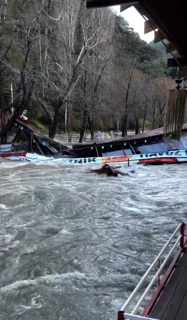 TAŞAN ÇAYDAKİ İŞLETME YIKILDI, SULARA KAPILMAK ÜZERE OLAN BİR KÖPEK SON ANDA KURTARILDI EVLERİN ZEMİN KATLARI SULAR ALTIN KALDI, SAHİL EŞYALAR İLE DOLDU SU TAŞKINI DRONE İLE HAVADAN GÖRÜNTÜLENDİ
