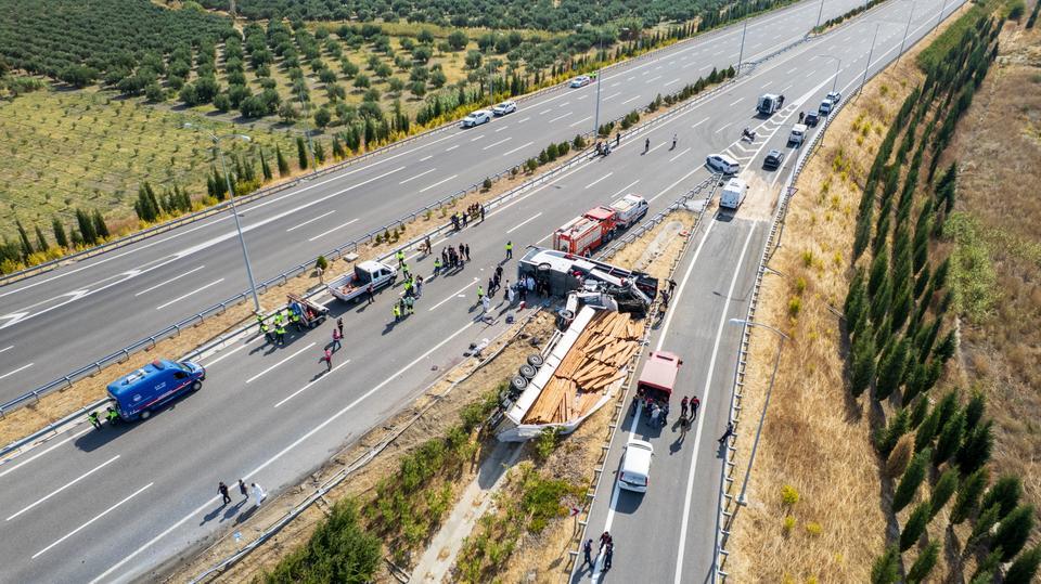 MANİSA'DAKİ FECİ KAZADA ARAÇLAR ÇEKİCİYLE KALDIRILIYOR OTOBÜS ŞOFÖRÜ GÖZALTINDA, TIR ŞOFÖRÜ HASTANEDE GÖZETİMDE