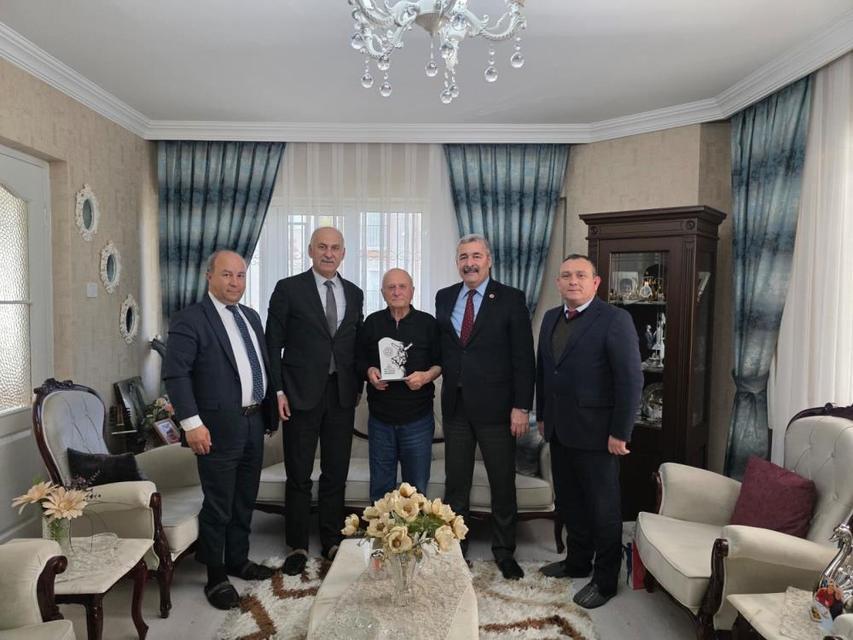 Efeler’de veufa dolu ziyaret: Emekli edebiyat öğretmeni unutulmadı