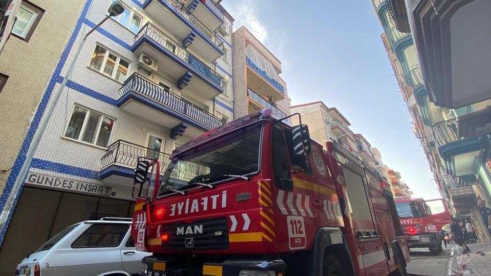 APARTMANDAN YÜKSELEN DUMAN KORKUTTU