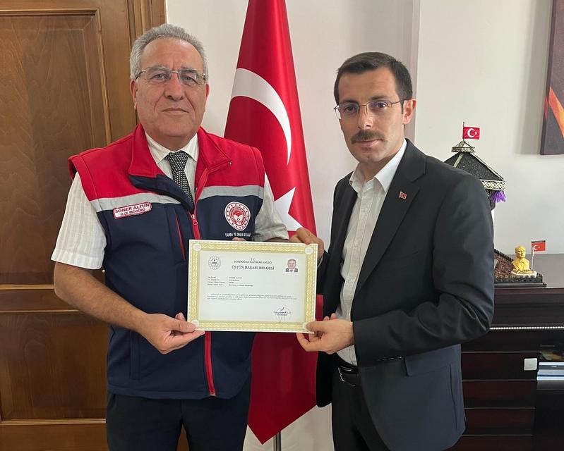 Müdür Altun’a üçüncü kez “Üstün Başarı Belgesi”