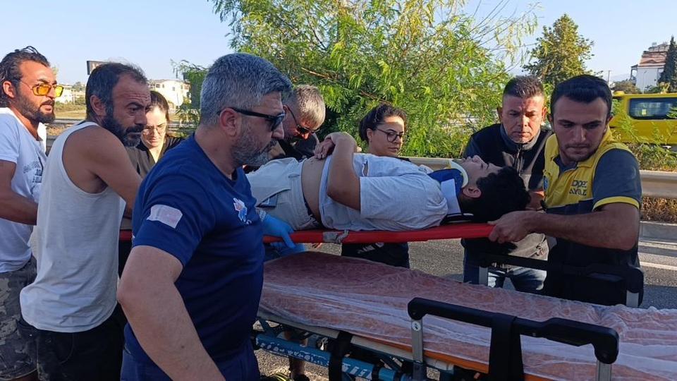 Motosiklet iş makinesine çarptı: 1 ağır yaralı