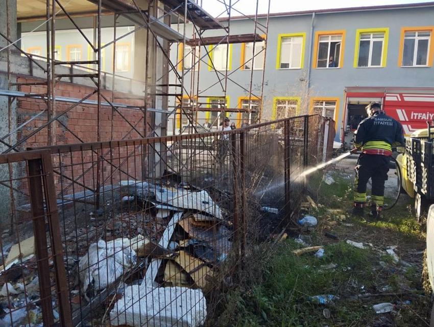 İnşaat atıkları alev aldı