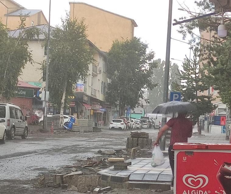 Sağanak ve dolu ulaşımı aksattı, tarım arazileri zarar gördü