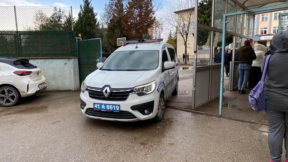 KOCAELİ'DE OKUL BAHÇESİNDE KORKU DOLU ANLAR KIZINI RAHATSIZ ETTİĞİNİ ÖNE SÜRDÜĞÜ GENCİ OKUL BAHÇESİNDE REHİN ALDI