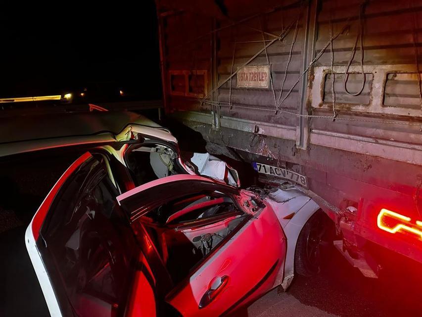 Tıra çarpan otomobil hurdaya döndü: 1 ölü
