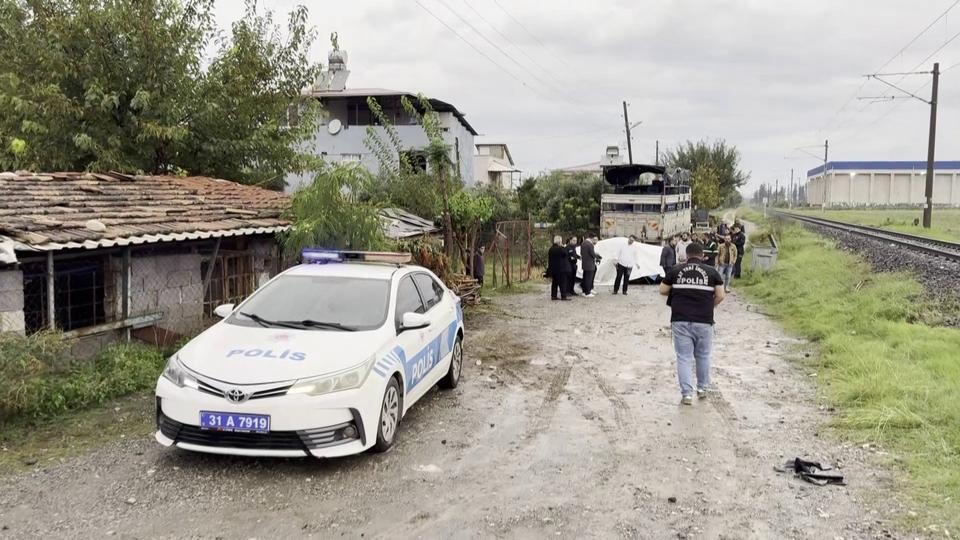 TRENİN ÇARPMASIYLA METRELERCE SÜRÜKLENEN OTOMOBİLDEKİ ANNE ÖLDÜ, OĞLU YARALANDI KAZA ANLARI KAMERAYA YANSIDI