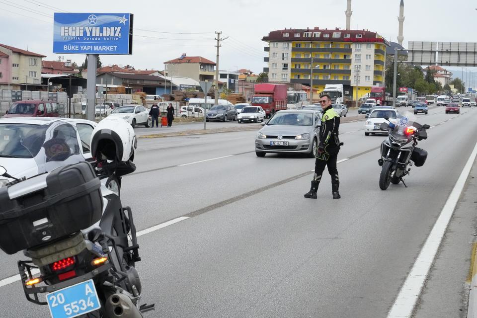 KARŞI ŞERİDE GEÇEN ARAÇ DEHŞET SAÇTI: 8 YARALI