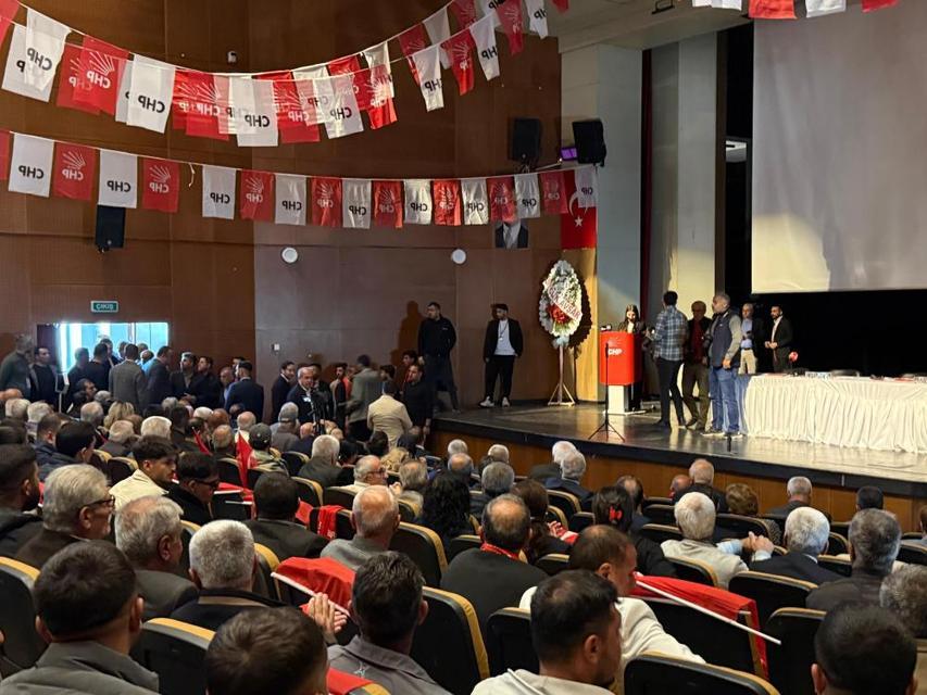 CHP İl Kongresi'nde yumruklar havada uçuştu