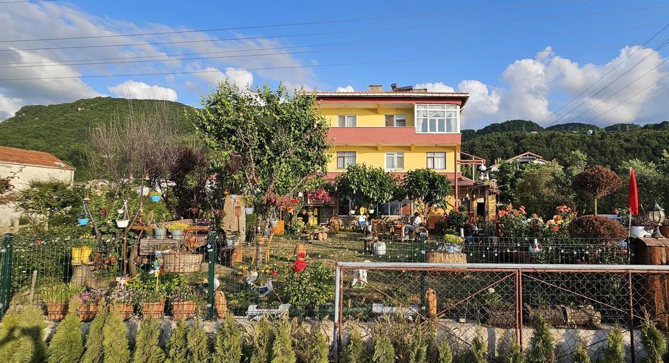 BİR HEVESLE BAŞLADI, ÇOCUKLUĞUNA YOLCULUK İÇİN BAHÇESİNİ ADETA MÜZEYE DÖNÜŞTÜRDÜ ÇOCUKLUK ÖZLEMİNİ 4 YIL UĞRAŞARAK DÖNÜŞTÜRDÜĞÜ BAHÇEDE GİDERİYOR