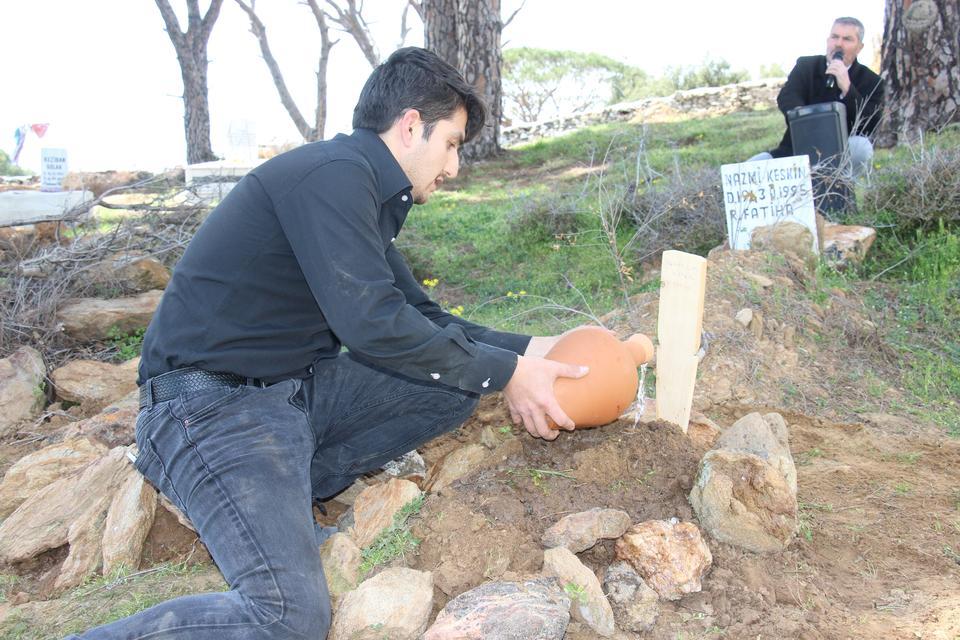 ÖZ BABALARI TARAFINDAN ÖLDÜRÜLEN BEBEKLER AYNI TABUTTA TAŞINDI YAN YANA GÖMÜLEN BEBEKLERE MEZARDA İSİMLERİ VERİLDİ AĞABEY VEFA KESKİN, BABASININ ÖLDÜRÜP GÖMDÜĞÜ 2 KARDEŞİ DAHA OLDUĞUNU İLERİ SÜRDÜ