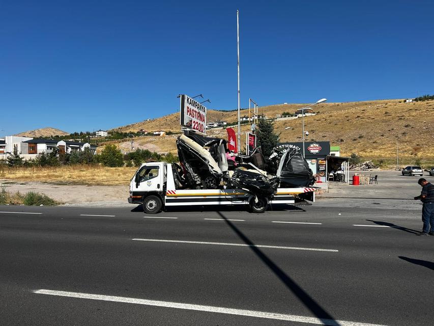Yolcu otobüsü ile minibüs çarpıştı: 3 yaralı