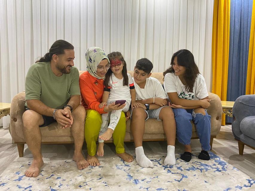 KAÇARAK EVLENEN ÇİFT, 20 YIL SONRA DÖRT ÇOCUĞUYLA BİRLİKTE DÜĞÜN YAPTI BİR HAFTA ÖNCE TANIŞTIĞI EŞİNE 'KAÇALIM' DEDİ, DÜĞÜN HASRETLERİ EVLİLİKLERİNİN 20. YIL DÖNÜMÜNDE BİTTİ '20 YIL ÖNCE EVLENDİK, ŞİMDİ EĞLENİYORUZ' YAZILI DAVETİYLE DOSTLARINI DÜĞÜNE ÇAĞIRDILAR