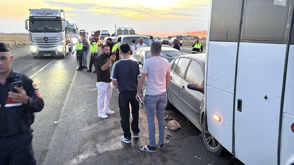 Kum fırtınası zincirleme kazaya neden oldu: 16 yaralı