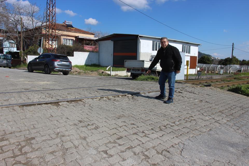 YILLARDIR YAPILMAYAN YOL, HEM ÇEVRE SAKİNLERİ HEM SÜRÜCÜLERİ KORKUTUYOR VATANDAŞLAR UZUN ARAÇLARIN ASKIDA KALDIĞI YOLUN BİR AN ÖNCE YAPILMASINI İSTEDİ