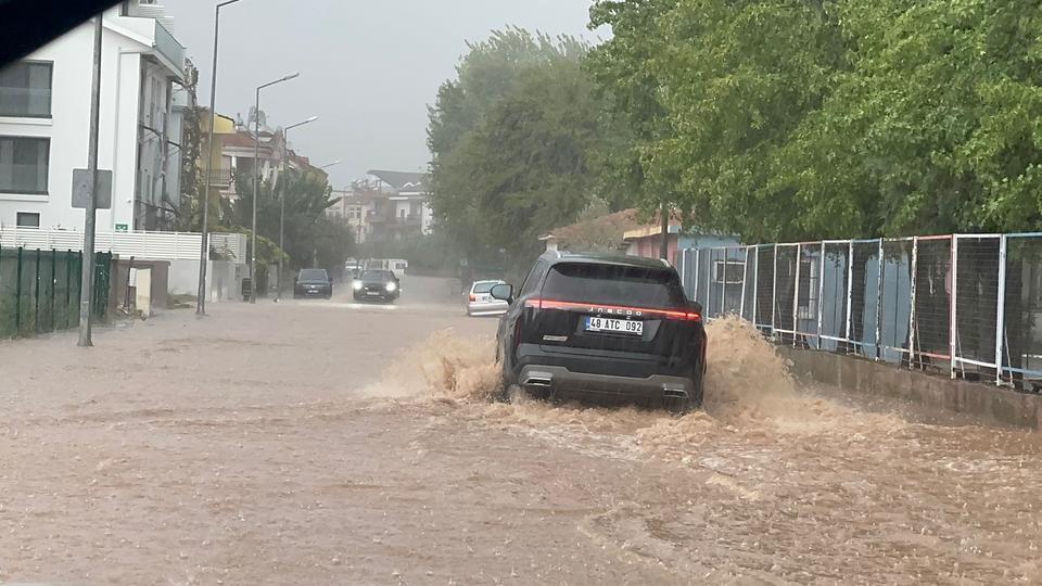 Ev ve iş yerleri sular altında kaldı