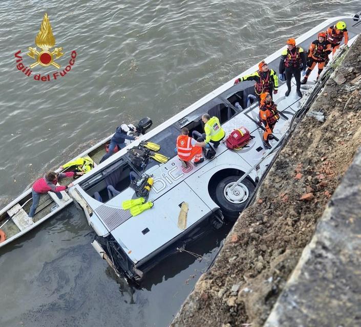 İTALYA'DA GERİ MANEVRA YAPAN OTOBÜS NEHRE DÜŞTÜ: 1 ÖLÜ