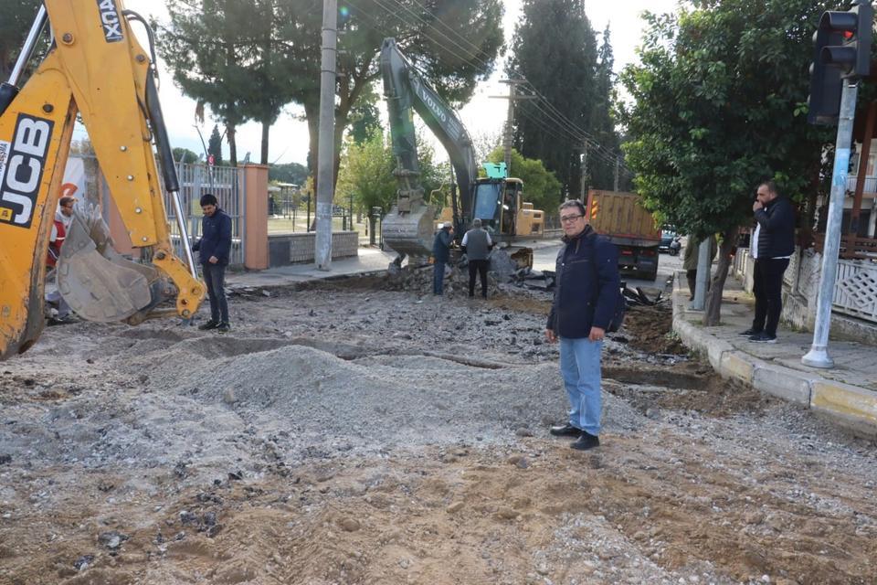 NAZİLLİ BELEDİYESİ EKİPLERİ YOL YENİLEME ÇALIŞMALARINA DEVAM EDİYOR