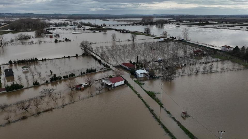Tarım arazileri ve yerleşim yerleri sular altında kaldı