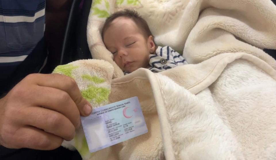 YENİ DOĞAN BEBEĞİNE FERDİ TAYFUR İSMİNİ KOYDU FERDİ TAYFUR ÖLMEDEN 1 HAFTA ÖNCE DÜNYAYA GELEN BEBEĞİNE, USTA SANATÇININ ÖLÜMÜYLE ONUN ADINI KOYMA KARARI ALDI BABA ABDULLAH SAVAŞ: "ADIYLA YAŞASIN"