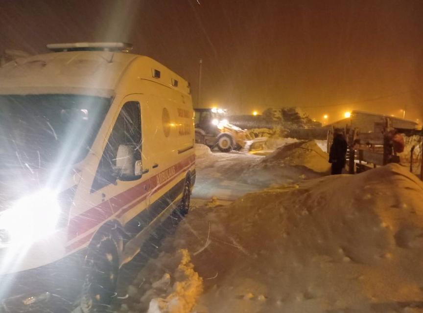 Hasta ve mahsur kalanlar kurtarıldı