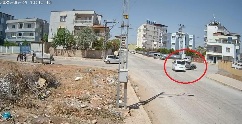 Sağdan sollama yaparken kaza yaptı
