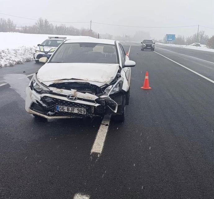 İki araç çarpıştı: 5 yaralı