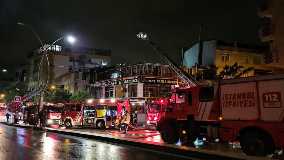 Kafenin çatısı alevlere teslim oldu